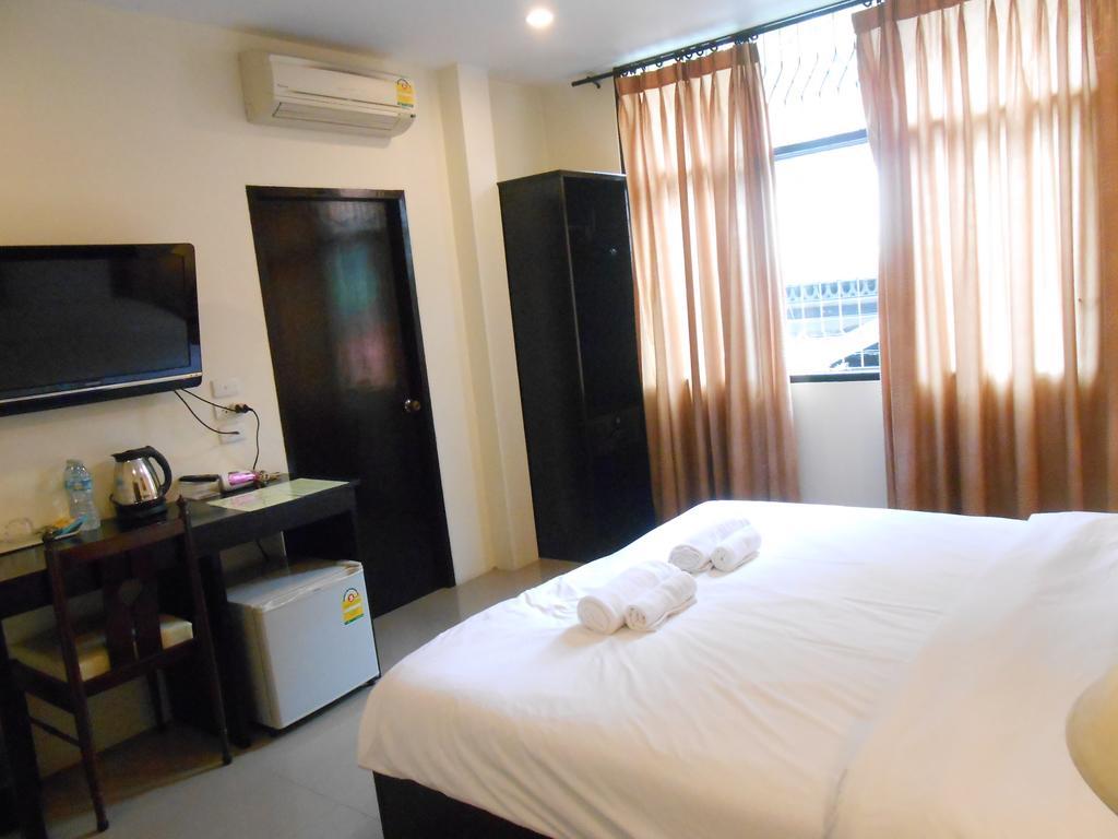 The Bang Khun Phrom Suites Bangkok Room photo